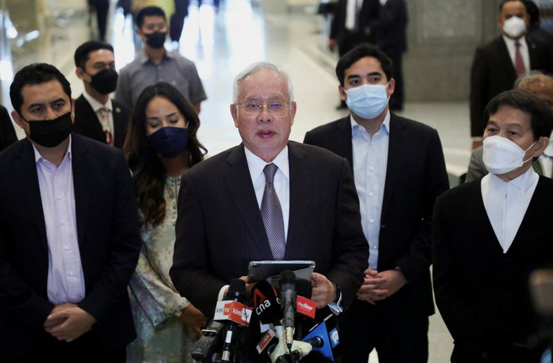 &copy; Reuters. Former Malaysian Prime Minister Najib Razak speaks during a news conference at the Federal Court in Putrajaya, Malaysia August 18, 2022. REUTERS/Hasnoor Hussain
