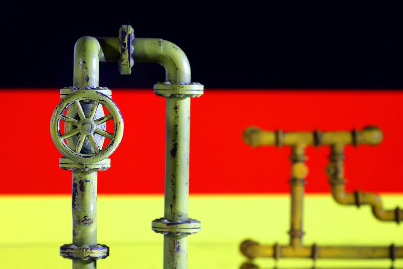 &copy; Reuters. Modellini di gasdotti davanti a una bandiera tedesca. REUTERS/Dado Ruvic/