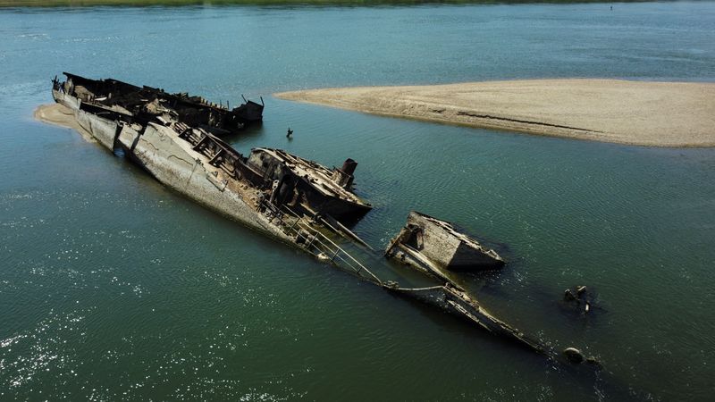 &copy; Reuters. Los restos de un buque de guerra alemán de la Segunda Guerra Mundial en el Danubio en Prahovo, Serbia, el 18 de agosto de 2022. REUTERS/Fedja Grulovic