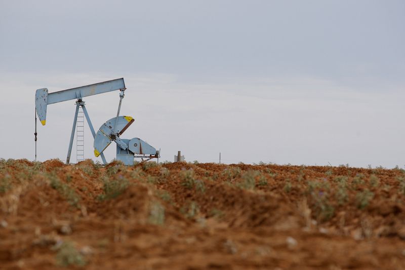 &copy; Reuters. Una pompa petrolifera a Midland, Texas.  REUTERS/Jessica Rinaldi 