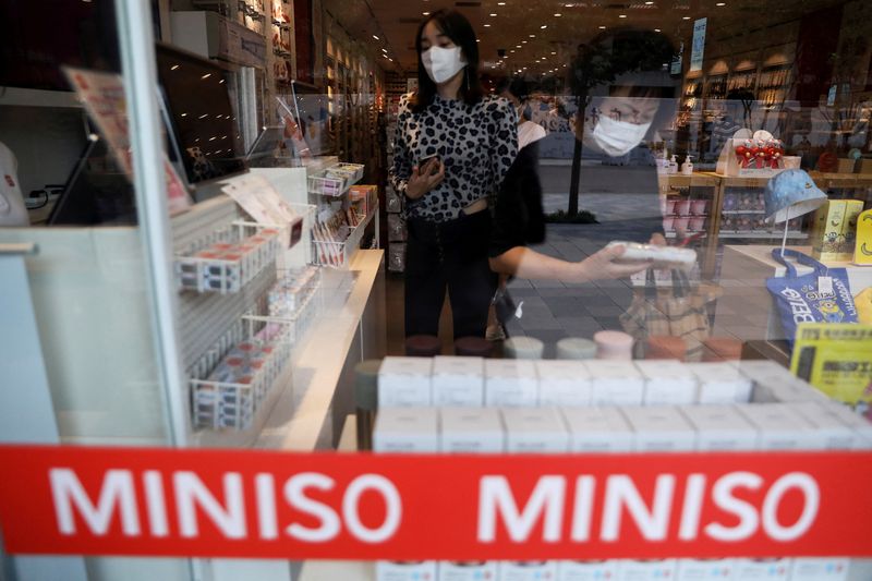 &copy; Reuters. FILE PHOTO: Customers shop at a store of Chinese retailer MINISO Group in Beijing, China September 13, 2021. Picture taken September 13, 2021. REUTERS/Tingshu Wang