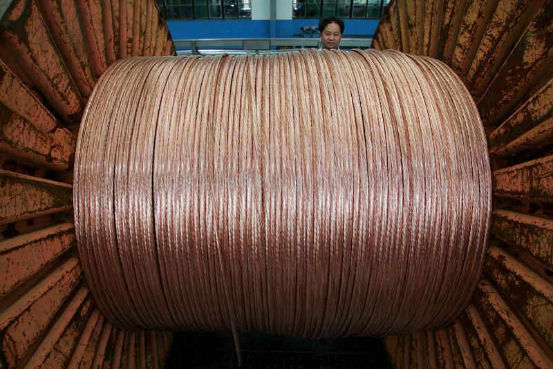 &copy; Reuters. FOTO DE ARCHIVO. Un empleado trabaja en una fábrica de cables eléctricos en Baoying, provincia de Jiangsu, China. 23 de julio de 2006. REUTERS/Aly Song