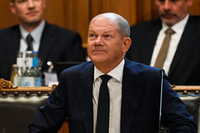 © Reuters. Germany's Chancellor Olaf Scholz attends a session to answer parliamentarians' questions on Cum-Ex affair, at the plenary hall in the town hall, in Hamburg, Germany, August 19, 2022. REUTERS/Fabian Bimmer