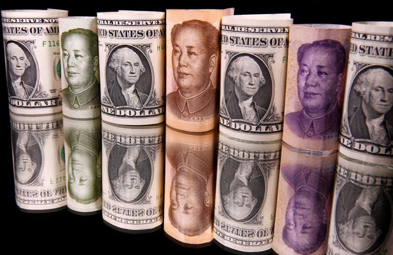 &copy; Reuters. IMAGEN DE ARCHIVO. Billetes de dólares y de yuanes chinos se ven en esta ilustración