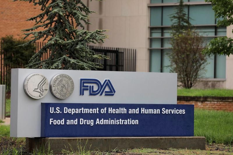 © Reuters. Signage is seen outside of the Food and Drug Administration (FDA) headquarters in White Oak, Maryland, U.S., August 29, 2020. REUTERS/Andrew Kelly