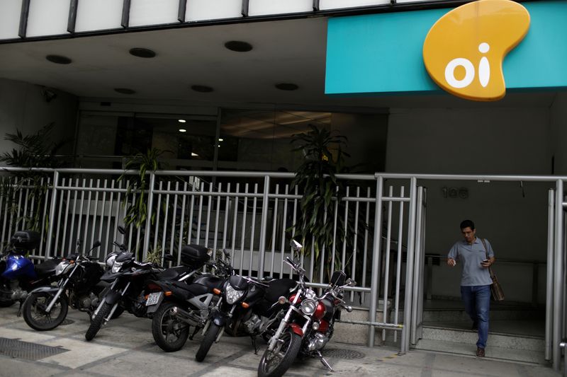 &copy; Reuters. A man leaves the office of Brazilian telecoms company Oi SA in Rio de Janeiro, Brazil December 22, 2017. REUTERS/Ricardo Moraes/File Photo