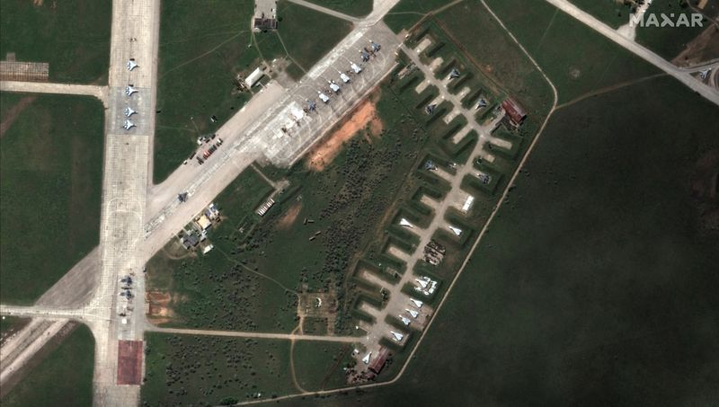 &copy; Reuters. صورة جوية لمدرج الطائرات في قاعدة ساكي الجوية في نوفوفيدوريفكا بشبه جزيرة القرم قبل هجوم استهدفها يوم 16 مايو أيار 2022. صورة لرويترز من ماكسار