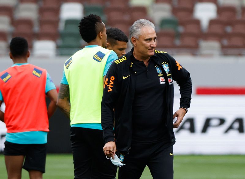 &copy; Reuters. Tite durante treino da seleção brasileira no Estádio Nacional de Tóquio
05/06/2022 REUTERS/Issei Kato