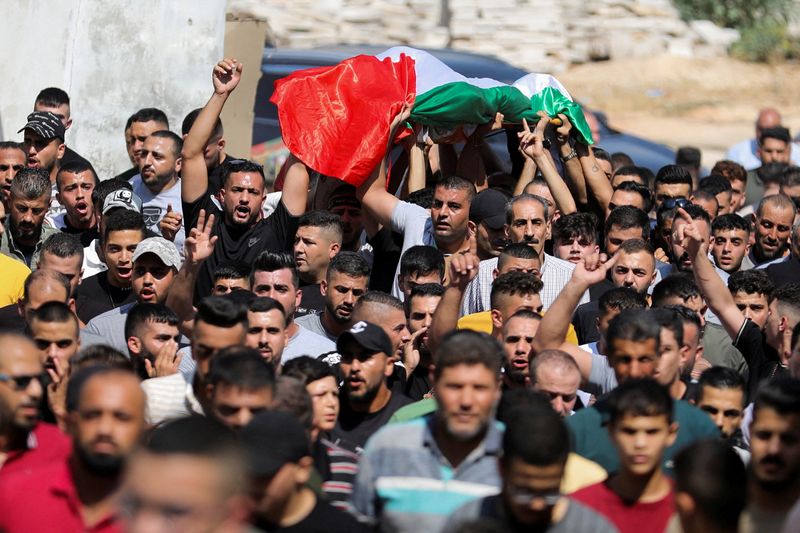 © Reuters. فلسطينيون يشيعون جنازة صلاح توفيق صوافطة الذي قتل خلال مداهمة نفذتها القوات الإسرائيلية في مدينة طوباس بالضفة الغربية يوم الجمعة. تصوير : رنين صوافطة- رويترز .   