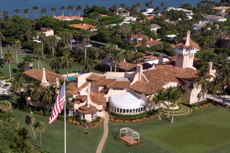 &copy; Reuters. FILE PHOTO: An aerial view of former U.S. President Donald Trump's Mar-a-Lago home after Trump said that FBI agents raided it, in Palm Beach, Florida, U.S. August 15, 2022. REUTERS/Marco Bello