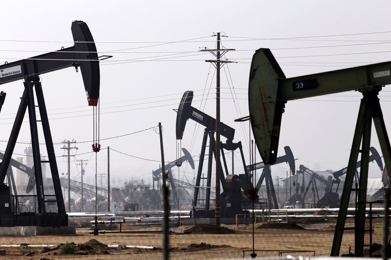 &copy; Reuters. مضخات تعمل في حقل كيرن ريفر للنفط بولاية كاليفورنيا الأمريكية في صورة من أرشيف رويترز . 