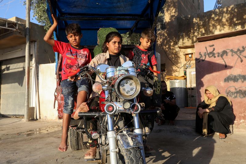 &copy; Reuters. طفلة عراقية تبلغ من العمر 11 عاما تقود دراجة نارية في كركوك بصحبة أخويها وتعمل من أجل الإنفاق على أسرتها في صورة من أرشيف رويترز . 