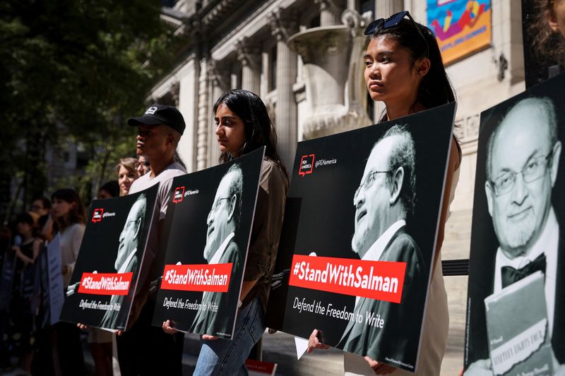 © Reuters. Supporters of author Salman Rushdie attend a reading and rally to show solidarity for free expression at the New York Public Library in New York City, U.S., August 19, 2022. REUTERS/Brendan McDermid