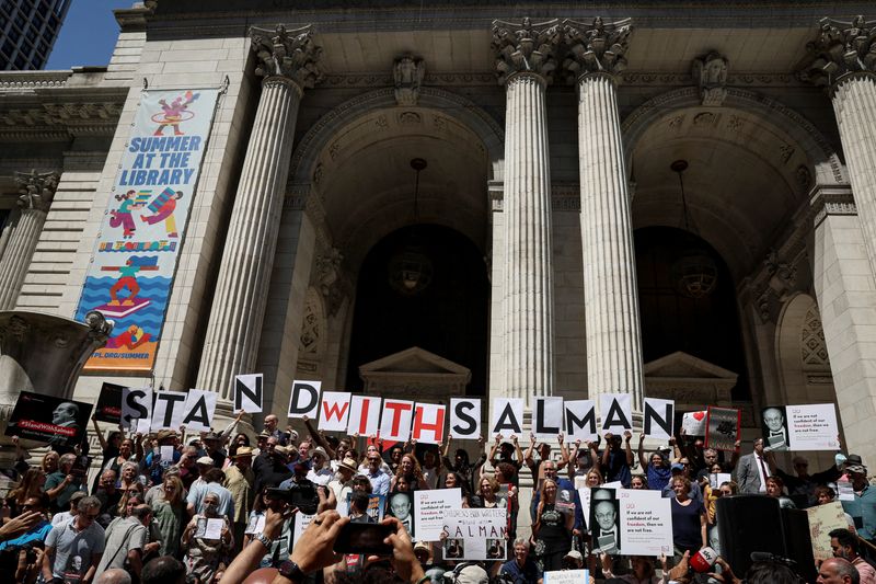 &copy; Reuters. Foto del viernes de un acto de apoyo al escritor Salman Rushdie en Nueva York. 
Ago 19, 2022. REUTERS/Brendan McDermid