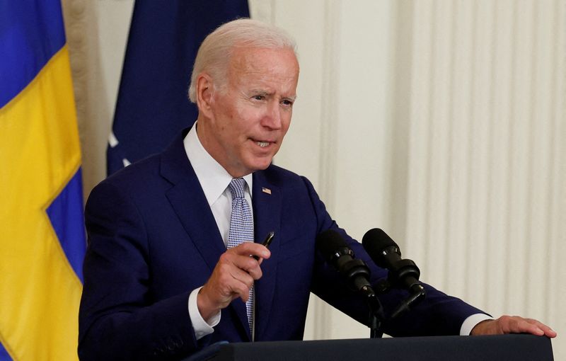 &copy; Reuters. IMAGEN DE ARCHIVO: El presidente de Estados Unidos, Joe Biden, pronuncia un discurso y firma los documentos de adhesión de Finlandia y Suecia a la OTAN, en la Sala Este de la Casa Blanca, en Washington, Estados Unidos, el 9 de agosto. 2022. REUTERS/Evely