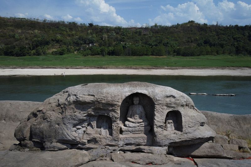 &copy; Reuters. Foto del sábado de una estatua budista antaño sumergida se encuentra en la cima del arrecife de la isla de Foyeliang en el río Yangtze, y apareció después de que los niveles de agua bajaran debido a una sequía regional en Chongqing, China. 
REUTERS/