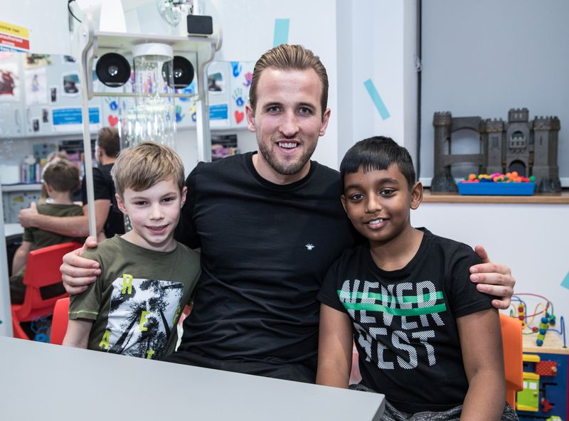 &copy; Reuters. Atacante Harry Kane visia Great Ormond Street Hospital
21/11/2018
Eddie Keogh for Samsung via REUTERS