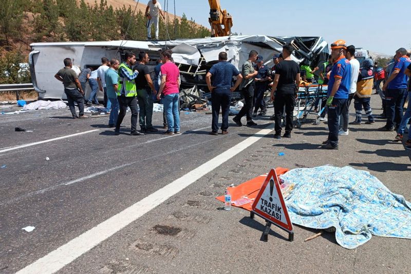 &copy; Reuters. Foto del sábado de trabajadores de rescate y de emergencia trabajando en en lugar de un accidente vial en una carretera entre Gaziantep y Nizip, en Turquía. 
Ago 20, 2022. Ihlas News Agency via REUTERS 