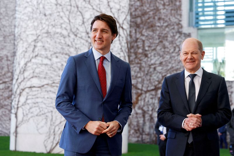 &copy; Reuters. المستشار الألماني أولاف شولتس يستقبل رئيس الوزراء الكندي جاستين ترودو بالعاصمة برلين في التاسع من مارس آذار 2022. تصوير : ميشيل طنطوسي-رويترز.