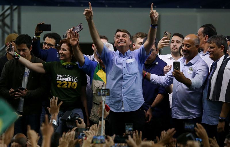 &copy; Reuters. Bolsonaro em campanha na região de São José dos Campos, na sexta-feira
18/08/2022
REUTERS/Carla Carniel