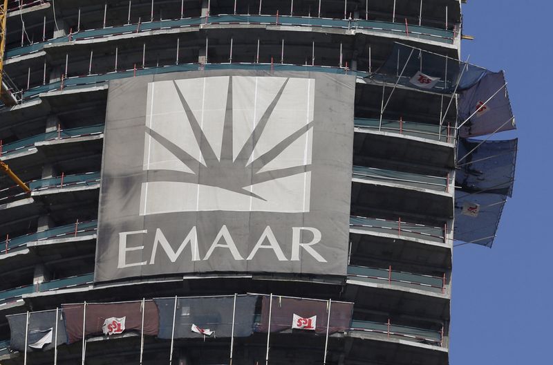 © Reuters. FILE PHOTO: The logo of Dubai's Emaar Properties on a building under construction in Dubai, UAE, March 3, 2016. REUTERS/Ahmed Jadallah/File Photo