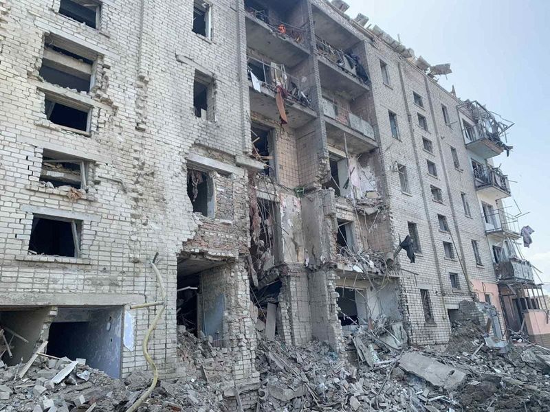 &copy; Reuters. 　8月２０日、ウクライナ当局は、ロシア軍が南部ボズネセンスクの住宅地をミサイルで攻撃し、子供４人を含む民間人９人が負傷したことを明らかにした。写真はミサイル攻撃で損壊した