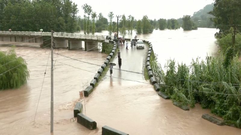 &copy; Reuters. منظر عام لجسر غمرته المياه بعد هطول أمطار غزيرة في ماندي في هيماتشال براديش بالهند يوم السبت. صورة لرويترز من مقطع مصور . (يحظر البيع أو التحر