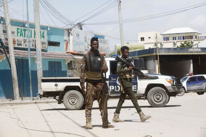 © Reuters. Police officers stand guard near Hayat Hotel, the scene of an al Qaeda-linked al Shabaab group militant attack, in Mogadishu, Somalia August 21, 2022. REUTERS/Feisal Omar