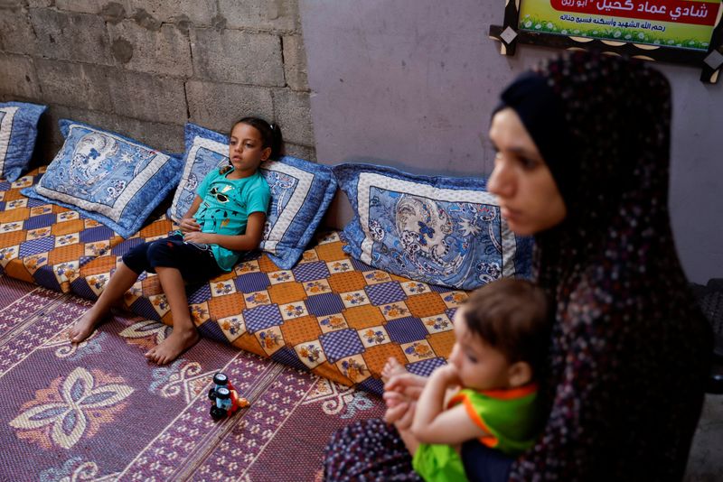 &copy; Reuters. عائلة شادي كحيل في غزة يوم 16 أغسطس آب 2022. تصوير: محمد سالم - رويترز