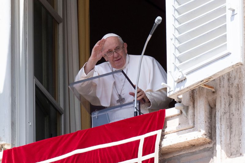 &copy; Reuters. Foto del domingo del Papa Francisco en el Angelus prayer desde una ventana del Vaticano
Ago 21, 2022. Vatican Media/­Handout via REUTERS 