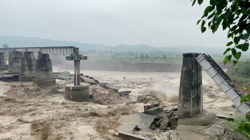 &copy; Reuters. Vista general de un puente que se derrumbó tras las fuertes lluvias en Kangra, Himachal Pradesh, India, el 20 de agosto de 2022, en esta captura de pantalla obtenida de un vídeo
ANI via REUTERS 