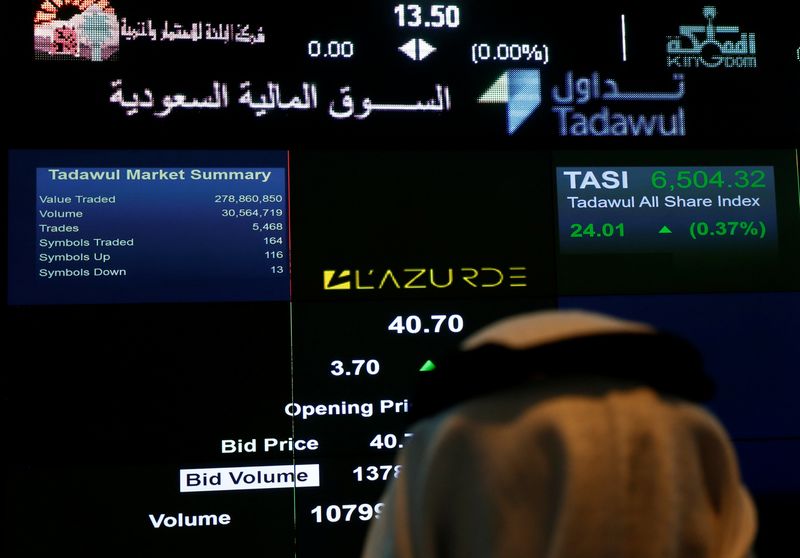 &copy; Reuters. شاشة إلكترونية تعرض حركة الأسهم داخل بورصة السعودية. صورة من أرشيف رويترز