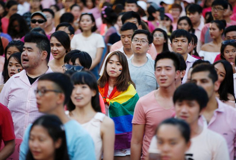 &copy; Reuters. Une femme enveloppée dans le drapeau arc-en-ciel est vue lors du rallye Pink Dot, le rassemblement annuel de la gay pride de Singapour, le 1er juillet 2017. Singapour a décidé d'abroger une loi datant de l'ère coloniale britannique qui criminalise les