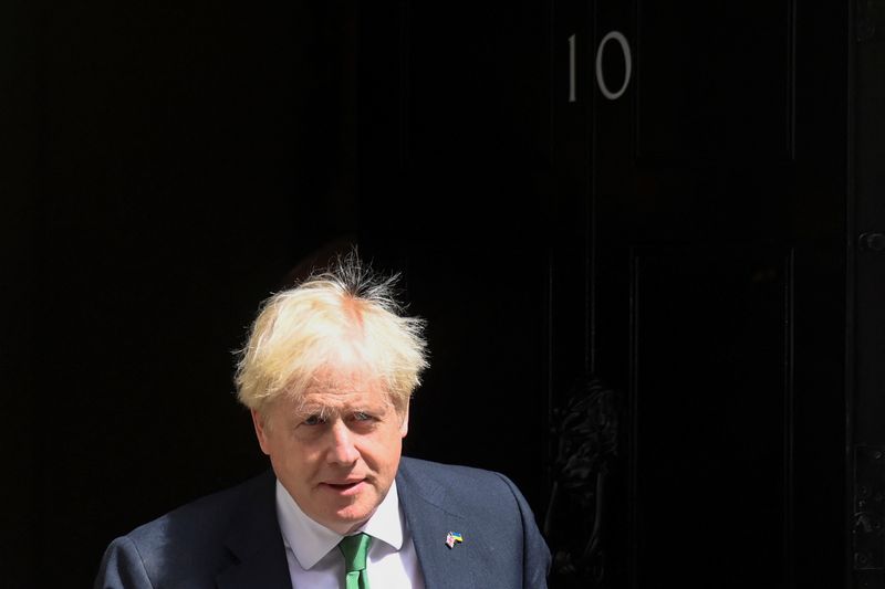 &copy; Reuters. رئيس الوزراء البريطاني بوريس جونسون خارج داونينج ستريت في لندن يوم 13 يوليو تموز 2022. رويترز