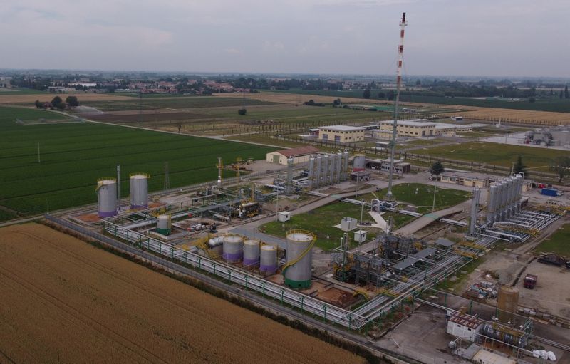 © Reuters. FILE PHOTO: An aerial view of the SNAM underground gas storage facility in Minerbio, Italy, June 11, 2021. Picture taken with a drone on June 11, 2021.   REUTERS/Alex Fraser