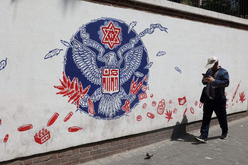 &copy; Reuters. Foto de archivo de un iraní caminando frente a un mural contra EEUU en Teherán 
Ago16, 2022. Majid Asgaripour/WANA (West Asia News Agency) via REUTERS 