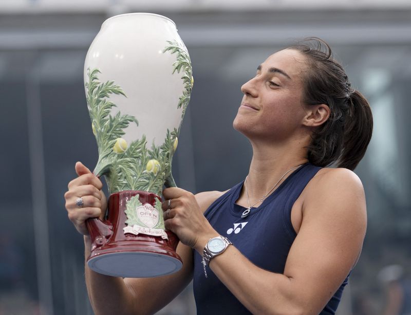 &copy; Reuters. Ago 21, 2022; 
Foto del domingo de la tenista francesa Caroline Garcia posando con el trofeo tras ganar el Abierto de Cincinnati 
Crédito obligatorio: Susan Mullane-USA TODAY Sports