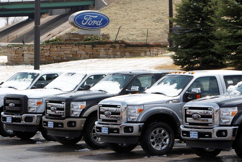 © Reuters. FILE PHOTO: A row of new Ford F-250 pickup trucks are parked for sale at a Ford dealer in the Denver suburb of Broomfield, Colorado April 14, 2011.   REUTERS/Rick Wilking