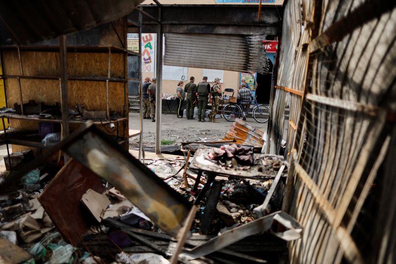 © Reuters. FILE PHOTO: Ukrainian military officers and civilians shop at a street market, as Russia's attack in Ukraine continues, in Bakhmut, Donetsk region, Ukraine August 21, 2022. REUTERS/Ammar Awad