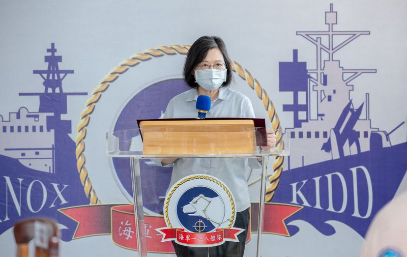 &copy; Reuters. تساي إينج وين رئيسة تايوان تلقي كلمة خلال زيارة لقاعدة بحرية في سواو بيلان في صورة نُشرت يوم 18 أغسطس آب 2022. صورة لرويترز من الرئاسة التايواني