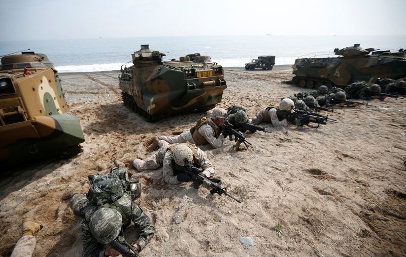 © Reuters. جنود من مشاة البحرية الأمريكية والكورية الجنوبية يشاركون في تدريبات عسكرية في بوهانج بصورة من أرشيف رويترز.