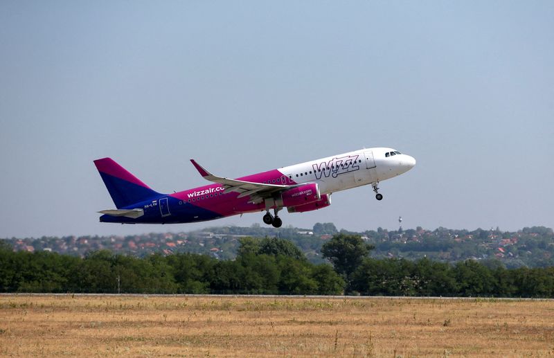 &copy; Reuters. FILE PHOTO: Wizz Air's aircraft takes off from Ferenc Liszt International Airport in Budapest, Hungary, August 18, 2022. REUTERS/Bernadett Szabo/File Photo
