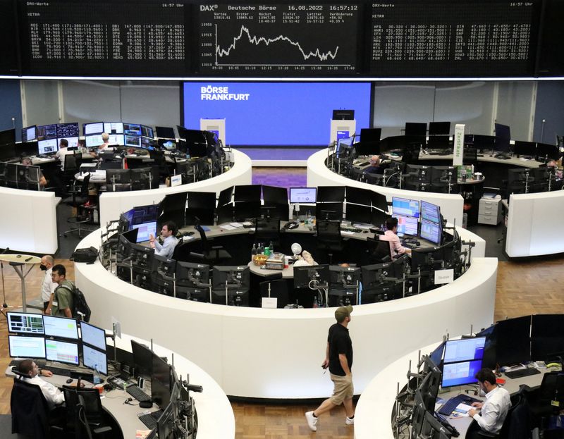&copy; Reuters. FOTO DE ARCHIVO: El gráfico del índice de precios alemán DAX en una pantalla en el interior de la Bolsa de Fráncfort, Alemania, el 16 de agosto de 2022. REUTERS/Personal