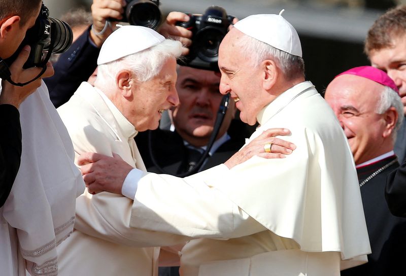 &copy; Reuters. FILE PHOTO: Pope Francis (R) greets Emeritus Pope Benedict XVI before a mass in Saint Peter's square at the Vatican September 28, 2014. REUTERS/Tony Gentile/File Photo