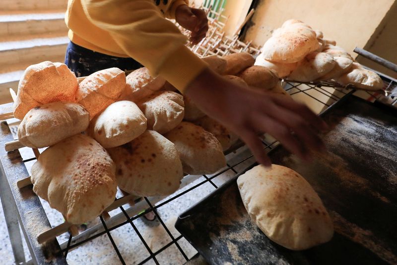 &copy; Reuters. أرغفة خبز في مخبز بالقاهرة يوم 16 مارس آذار 2022. تصوير: عمرو عبد الله دلش - رويترز