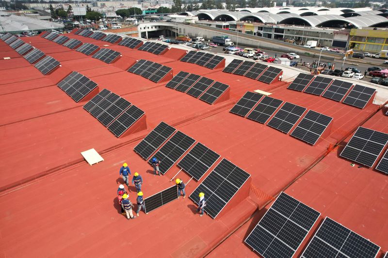 &copy; Reuters. Trabajadores instalan paneles solares en el techo del mercado mayorista Central de Abastos como parte de un proyecto solar dirigido por el gobierno local para convertirse en la granja solar urbana más grande del mundo, en la Ciudad de México, México. 2