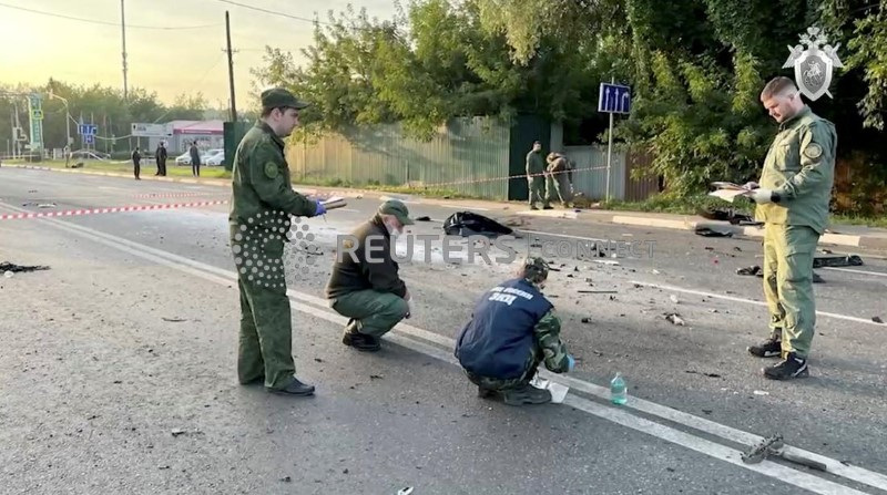 &copy; Reuters. Gli investigatori lavorano sul luogo del sospetto attentato con autobomba che ha ucciso Darya Dugina, figlia dell'ideologo ultranazionalista russo Alexander Dugin, nella regione di Mosca, in Russia, il 21 agosto 2022, in questo fermo immagine tratto da un