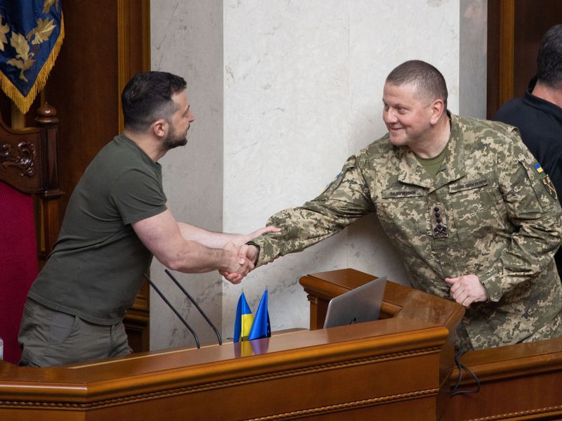 &copy; Reuters. الرئيس الأوكراني فولوديمير زيلينسكي (الى اليسار) يصافح القائد العام للقوات المسلحة الأوكرانية فاليري زالوجني في كييف يوم 28 يوليو تموز 2022. ص