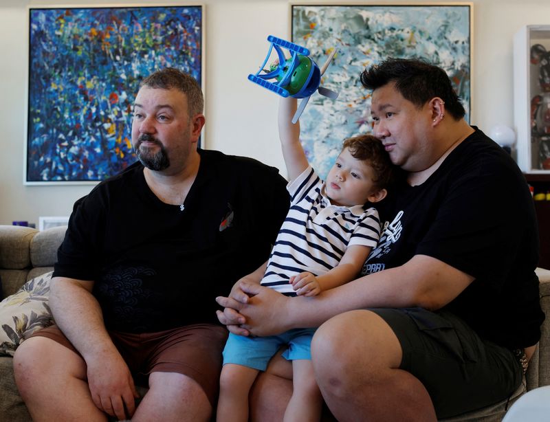 &copy; Reuters. Andre Ling, de 44 años, y Cameron Sutherland, de 47, juegan con su hijo Tyler, de dos años, en su casa, mientras comparten su opinión sobre la derogación de una ley que penaliza el sexo entre hombres, conocida como Sección 377A, en Singapur. 22 de ag