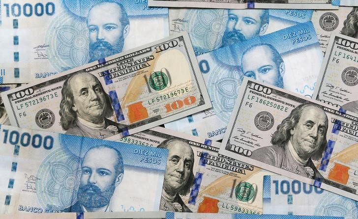 &copy; Reuters. IMAGEN DE ARCHIVO. Billetes de 100 dólares y de 10.000 pesos chilenos se ven en esta ilustración tomada el 1 de agosto de 2016